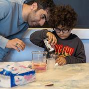 تجربه کودکان از آزمایش‌های شیمی با رویداد جادوی رنگ‌ها+ گزارش تصویری