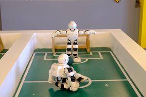 «باشگاه رباتیک» باغ کتاب؛ وقتی «ربات‌ها» ابزار بازی می‌شوند